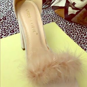 Selling some cream shoes